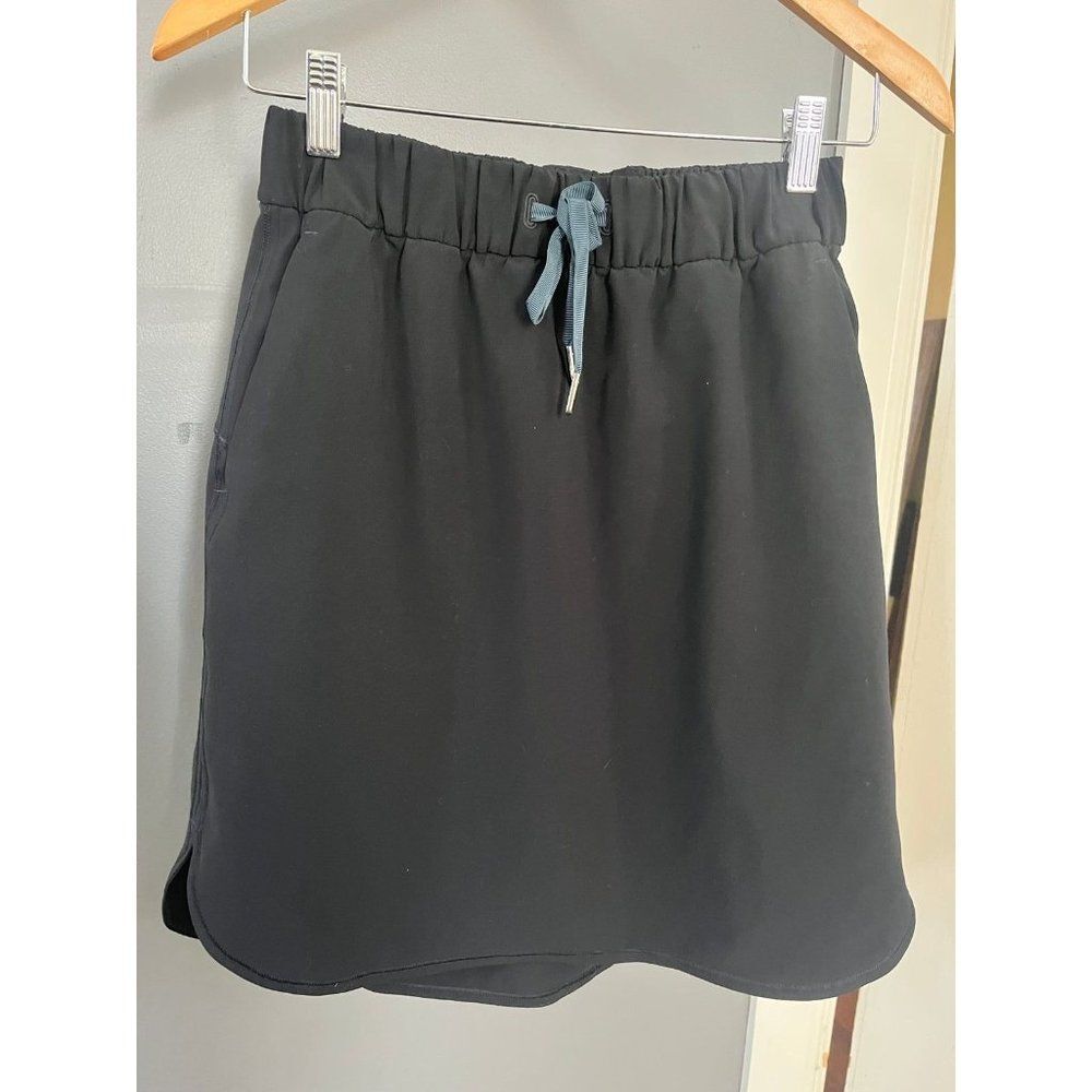 Lululemon size 6 black skirt